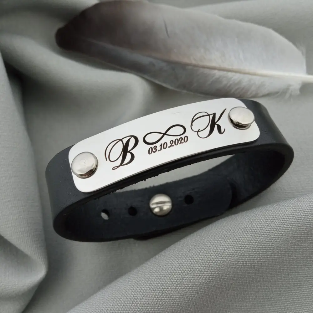 Bracciale in pelle con placca
