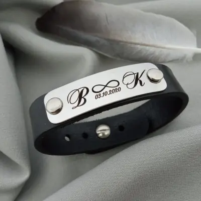 Bracciale in pelle con placca
