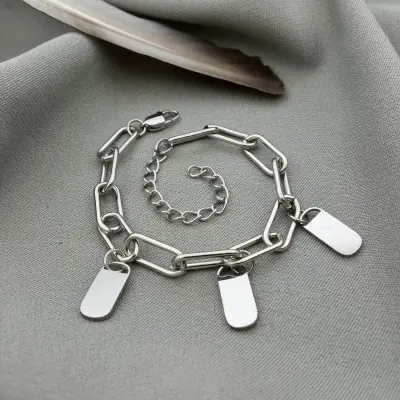 Bracciale in acciaio con ciondoli